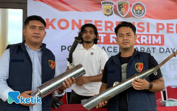 Foto Personel Satreskrim Polres Abdya memegang barang bukti berupa knalpot sepmor yang dicuri oleh tiga tersangka curanmor, Kamis, 25 September 2025. (Foto: T. Rahmat/Ketik)