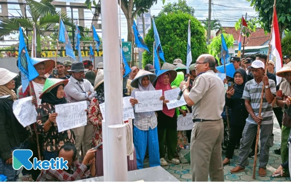 Foto Kepala Kantor BPN Cilacap, Andri Kristianto menemui warga yang menggelar aksi, Rabu, 24 September 2025. (Foto: Nani Eko/Ketik)