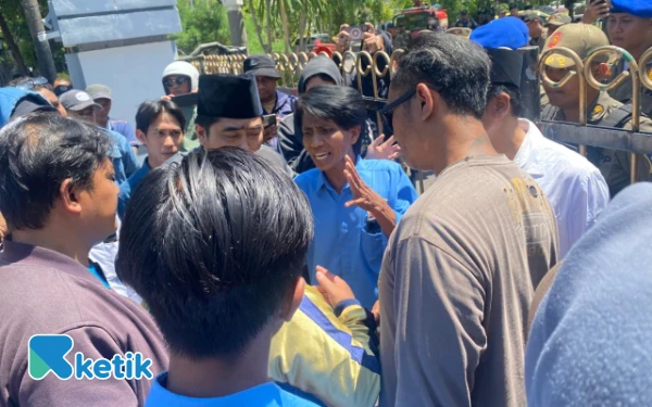 Foto Aksi demonstrasi dari Solidaritas Merah Putih mempertanyakan pemborosan anggaran 2025 hingga wacana penambahan utang daerah pada APBD 2026. (Foto: Shinta Miranda/Ketik)