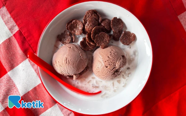 Foto Bubur ketan item dengan es krim cokelat dan topping choco crunch siap disajikan untuk pelanggan.  (Foto: Nadia Cantika Ayu Aiswara/Ketik.com)