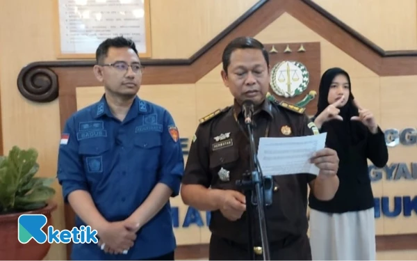 Foto Kepala Seksi Penyidikan (Kasidik) Kejati DIY, Bagus Kurnianto (kiri), didampingi Kepala Seksi Penerangan Hukum (Kasi Penkum) Kejati DIY, Herwatan, saat memberikan keterangan pada wartawan Kamis sore 25 September 2025. (Foto: Fajar Rianto/Ketik)