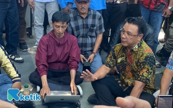 Foto Pertemuan antara (Kiri) Praktisi Anggaran Mauli Fikr dengan Asisten 1 M Fikser saat Aksi di depan Gedung Balai Kota. (Foto: Shinta Miranda/Ketik)