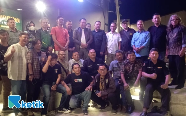 Foto Dandim Pemalang foto bersama awak media jalin sinergitas (Foto: Slamet/Ketik)