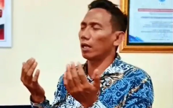 Foto Penuh khusuk, salah satu staf Prokopim saat pembacaan Barzanji ( foto : Prokopim for KETIK )