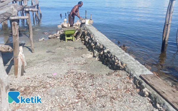 Foto Laalami sedang melakukan pekerjaan sendirian tanpa Ada bantuan masyarakat (Foto Riman/ ketik)