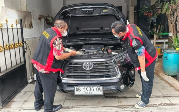 Foto Selain mengamankan 6 buah jam tangan berbagai merek. Jaksa Penyidik Pidsus Kejati DIY juga mengamankan satu unit mobil Toyota Innova. (Foto: Pidsus Kejati DIY for Ketik)
