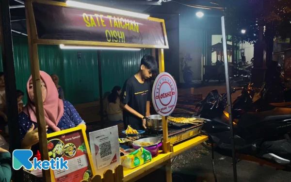 Foto Karyawan Sate Taichan Oishi tengah melayani pembeli di gerai mereka yang berada di kawasan Mojosari Mojokerto (Foto:Fika Auradewi Nazarina/Ketik)