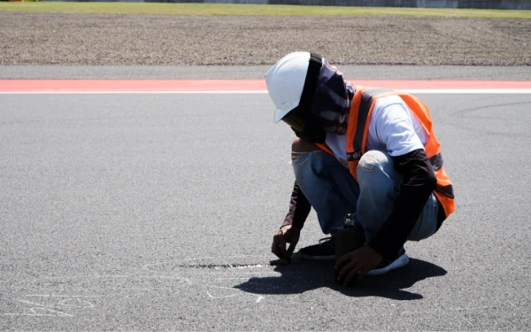 Foto Proses patching aspal sirkuit Mandalika jelang gelarang MotoGP Indonesia 2025  pada 3-5 Oktober mendatang, 23 September 2025. (Foto: MGPA)