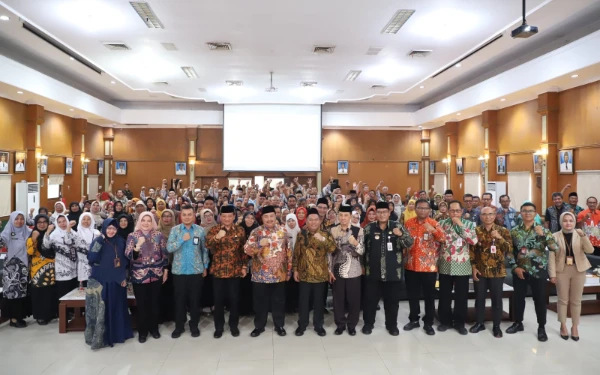 Foto Bupati Jombang Warsubi menyerahkan Surat Keputusan (SK) Purna tugas kepada 111 Aparatur Sipil Negara (ASN) yang akan memasuki masa pensiun terhitung mulai tanggal (TMT) 1 Oktober hingga 1 Desember 2025 di ruang Bung Tomo, kantor Pemkab Jombang 25 September 2025. (Foto: Humas Pemkab Jombang)