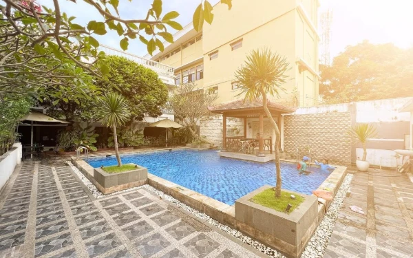 Foto Suasana sore di kolam renang Hotel Pelangi Malang. (Foto: Dok. Hotel Pelangi Malang)