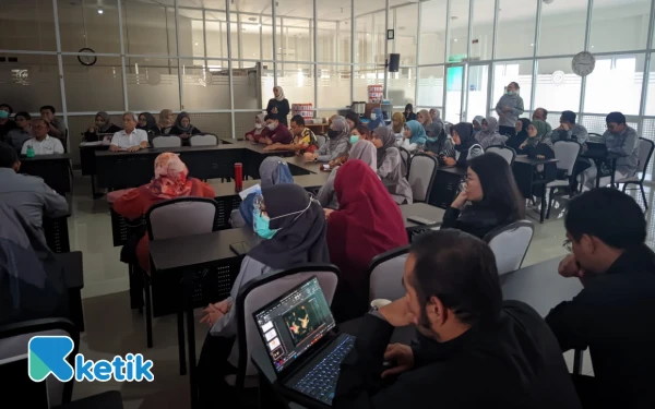 Foto Suasana workshop, para tenaga medis dan dokter umum tampak serius mendengarkan paparan materi serta berpartisipasi aktif dalam acara. (Foto: Al Ahmadi/Ketik)