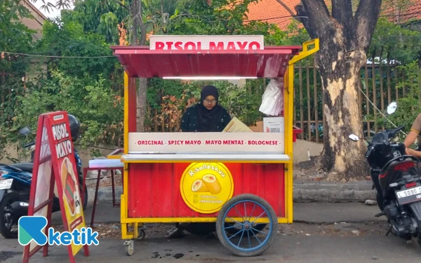 Foto Gerobak risol mayo berwarna merah mencolok ini menjadi daya tarik tersendiri di tengah deretan pedagang kaki lima. (Foto: Dela Ayu Ningtiyas/Ketik)