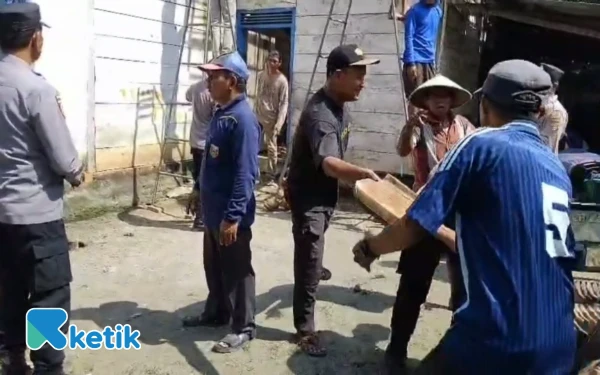 Foto Petugas gabungan berjibaku membersihkan dan memperbaiki rumah paska gempa terjadi, Sabtu (27/9/2025). (Foto : Andriego/ketik)
