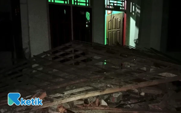 Foto Salah satu kondisi rumah warga paska gempa terjadi, Jumat malam (26/9/2024). (Foto : Andriego/ketik)