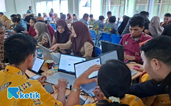 Foto Antusiasme guru saat mengikuti pelatihan AI di Laboratorium MAN Model Sorong. (Foto: Muhid for Ketik)