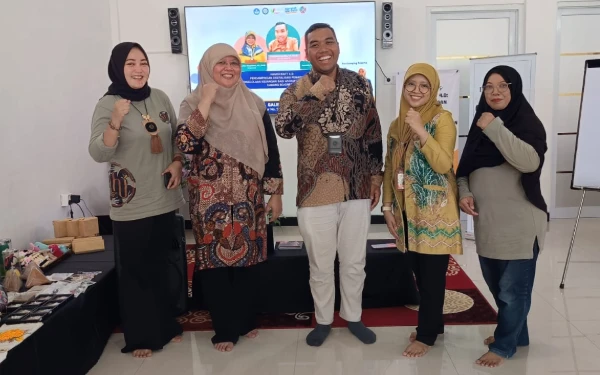 Foto Pelatihan “Handicraft 4.0: Pendampingan Digitalisasi Pemasaran dan Pengelolaan Keuangan” di Galeri Zahida Bojonegoro, Sabtu (27/9/2025). (Foto: Dok. UNAIR)