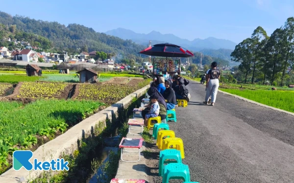 Foto ‎Pengunjung menikmati kuliner di Puthuk Tritih di Desa Sumberejo Kecamatan Batu Kota Batu, Minggu 28 September 2025. (Foto: Sholeh/Ketik)