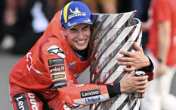Foto Marc Marquez, rider pabrikan Ducati merayakan gelar juara dunia MotoGP 2025 di Sirkuit Motegi Jepang, 28 September 2025. (Foto: motogp.com)