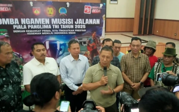 Foto Danrem 072/Pamungkas, Brigjen TNI Bambang Sujarwo, SH MSos MM pegang mic saat memberikan keterangan pada wartawan. (Foto: Penrem 072/Pmk for Ketik)