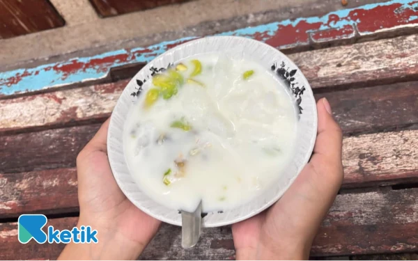 Foto Semangkuk es bubur kacang ijo khas Pak Osen siap dinikmati. (Foto: Lutfiyyatus Sa`adah/Ketik.com)