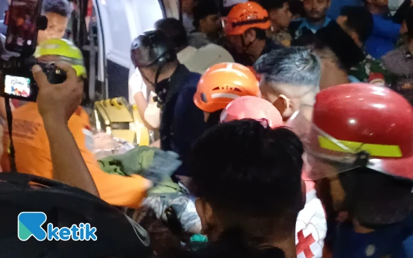 Foto Tim SAR kembali menemukan korban dan evakuasinke rumah sakit, Senin, 29 September 2025. (Foto: Khaesar/Ketik)