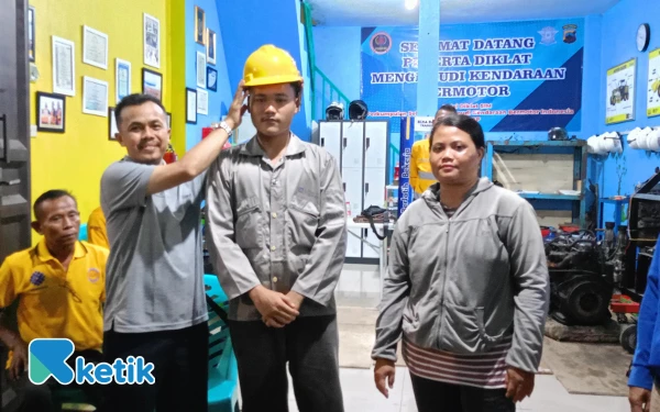 Foto Simbolis pemberian Alat APK dari Direktur LPKS Bina Bangsa Bersama Cilacap kepada salah satu siswa di dampingi orang tuanya. (Foto: Nani Eko/Ketik)