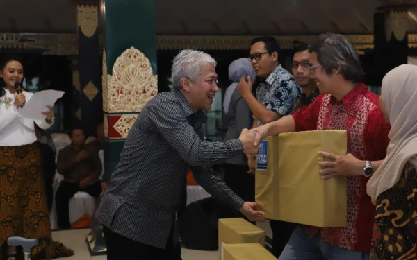 Foto Sejumlah wajib pajak panutan saat mendapatkan apresiasi. Beberapa diantaranya diserahkan oleh Kepala BKAD Sleman, Abu Bakar. (Foto: Prokompin Sleman for Ketik)