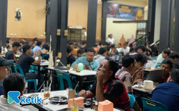 Foto Warung kopi jadi tempat nongkrong favorit saat listrik padam di Abdya, Senin, 29 September 2025. (Foto: T. Rahmat/Ketik)