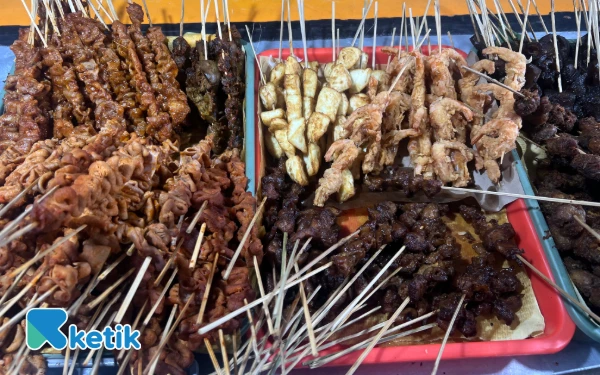 Foto Aneka sate unik seperti sate krisdayanti hingga sate kulit landak jadi menu andalan Angkringan Cak Mis (Foto: Febrian Fauzi/Ketik)