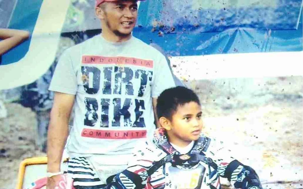 Foto Mario Aji semasa kecil bersama sang ayah alm Hartoto. (Foto: IG Mario Aji)
