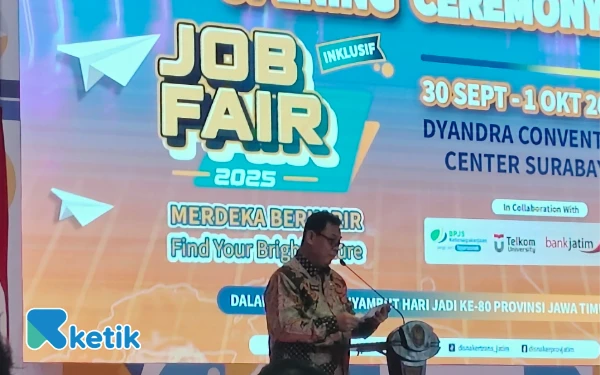 Foto Kepala Dinas Tenaga Kerja Jawa Timur, Sigit Priyanto saat menyampaikan jumlah lowongan kerja. (Foto: Fitra/Ketik)