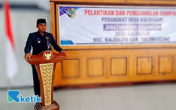 Foto Camat Kalidawir Rusdiyanto saat memberikan sambutan usai prosesi pelantikan dan pengambilan sumpah jabatan perangkat desa Kalidawir. (Foto : Sugeng/ketik)
