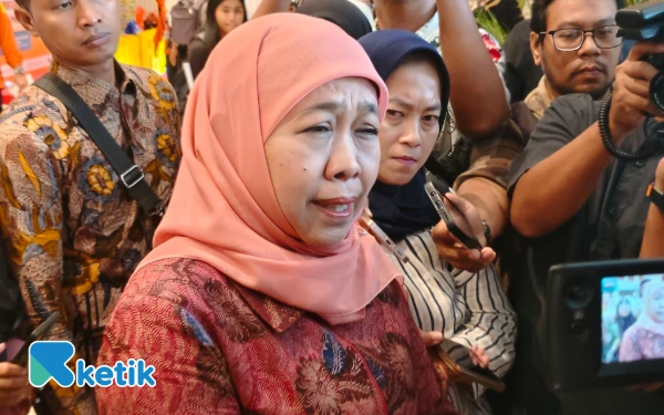 Foto Gubernur Jawa Timur, Khofifah Indar Parawansa menjelaskan kondisi terbaru Ponpes Al Khoziny, Sidoarjo yang ambruk di Dyandra Convention Center, Surabaya, Selasa, 30 September 2025. (Foto: Fitra/Ketik)