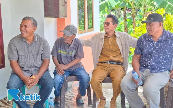 Foto Wabup Halsel Helmi Umar Muchsin memimpin mediasi di Kantor Desa Tomori (Foto: Mursal/Ketik)