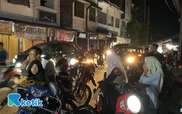 Foto Suasana salah satu jalan di kota Blangpidie ramai walaupun listrik padam, Selasa malam, 30 September 2025. (Foto: T. Rahmat/Ketik)