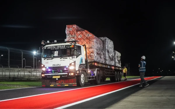 Foto Setelah tiba di Bandara Internasional Zainuddin Abdul Madjid (Bizam), Lombok, NTB, logistik MotoGP langsung dikirim ke Sirkuit Mandalika, 30 September 2025. (Foto: MGPA)