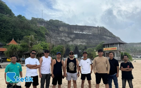Foto Anggota PJS saat ke Pantai Melasti di Pulau Bali (Foto: Bang Ali For Ketik).