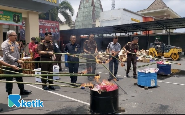 Foto Barang bukti (BB), narkotika dan obat-obatan dimusnahkan dengan cara dibakar. (Foto: Fajar Rianto/Ketik)