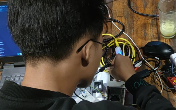 Foto Proses pembuatan peralatan pencegah hama tikus dan burung kreasi mahasiswa UMM (Aris ketik)