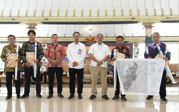 Foto Total sebanyak 54 batas kalurahan diserahkan oleh Bupati Sleman pada Rabu 1 Oktober 2025, 
langkah strategis ini untuk mempercepat kepastian hukum administrasi wilayah. (Foto: Forkompim Sleman/Ketik)