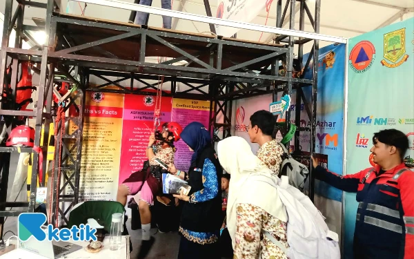 Foto Efata saat mencoba vertical rescue disaksikan guru SMPN 5 Mojokerto.  (Foto : Dok SRPB Jatim)
