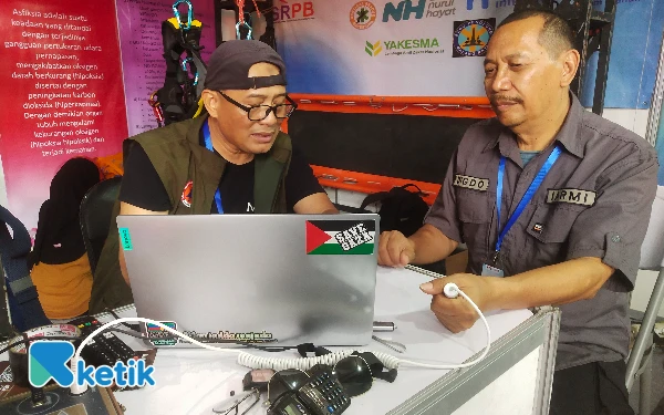 Foto Kimiawan koordinator SRPB Jatim melakukan test kebugaran dengan metode Quantum Resonasi. (Foto : Sutejo / Ketik)