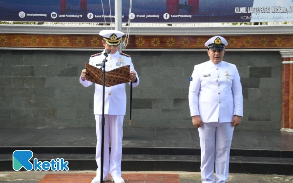 Foto Kolonel Laut (P) Faisal berdiri sebagai Inspektur Upacara, meneguhkan tekad menjaga Pancasila sebagai ideologi bangsa. Rabu 01 Oktober 2025. (Foto: Yola/Ketik)