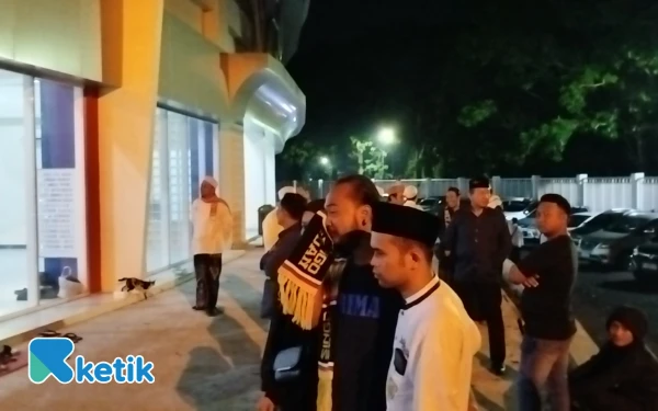 Foto Aremania dan elemen masyarakat Malang berdoa di Gate 13 Stadion Kanjuruhan (Aris ketik)