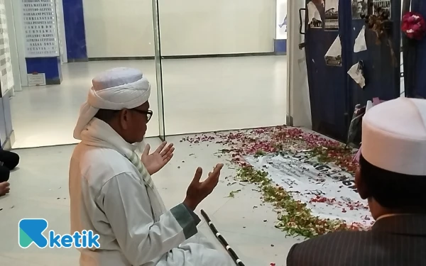 Foto Tokoh ulama berdoa di momen peringatan 3 tahun Tragedi Kanjuruhan (Aris ketik)