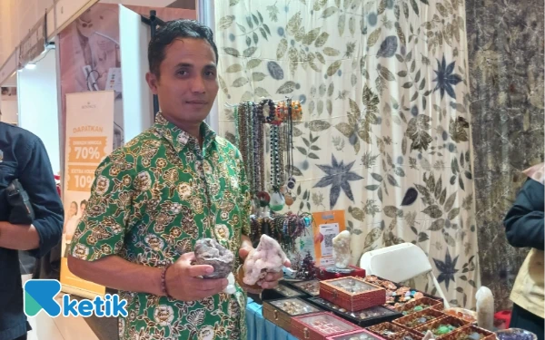 Foto Baroto menunjukkan salah satu dari koleksi Batu Alam yang dibawanya langsung dari Pacitan. (Foto: Dia Vionita Herlina/Ketik)