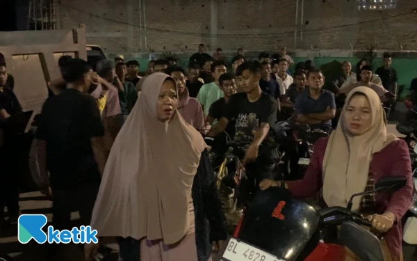 Foto Salah seorang emak-emak yang ikut mengamuk karena dipicu oleh manajemen SPBU Keude Paya, Blangpidie yang menghentikan distribusi BBM secara tiba-tiba, Kamis, 2 Oktober 2025. (Foto: T. Rahmat/Ketik)