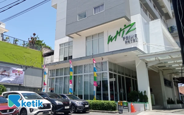 Foto Hotel Whiz Prime Malang di perempatan Kayutangan. (Foto: Aliyah/Ketik)