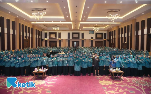 Foto Ketua TP PKK Kab Bandung Emma Dety Permanawati saat Bimtek Ketua TP PKK Kecamatan dan Desa/Kelurahan se-Kab Bandung, di Grand Sunshine Soreang, Rabu (1/10/25).(Foto:Iwa/Ketik)
