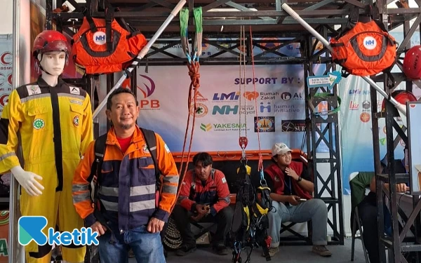 Foto M Asruri Syam intruktur Accessina saat di stan pameran SRPB Jatim. (foto: Sutejo/Ketik)